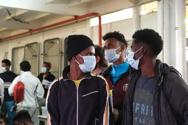 Durante lo sbarco a Porto Empedocle (Foto Domani/Ikonomu)