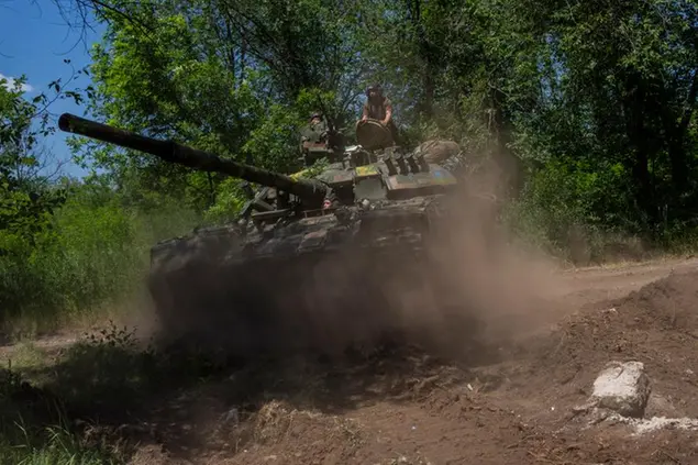 Ukrainian servicemen maneuver a tank near the frontline in Donetsk region, eastern Ukraine, Monday, June 6, 2022. (AP Photo/Bernat Armangue)