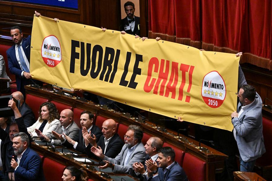 Delmastro, la guerra delle chat. «Che cosa nasconde la destra?»