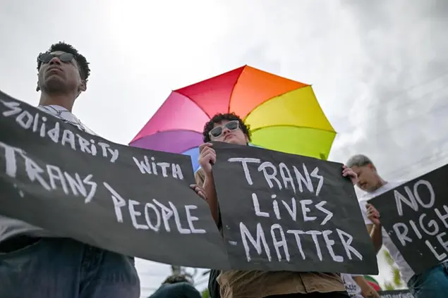 Attivisti trans e sostenitori protestano contro le politiche di Donald Trump