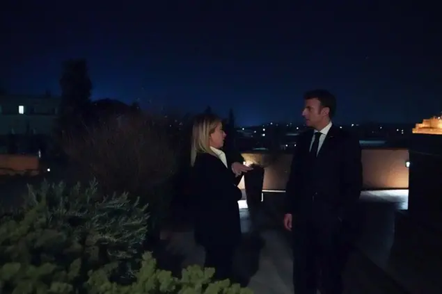(La foto twittata da Macron dopo il primo incontro con Meloni, nel giorno dell'insediamento di lei a Chigi)