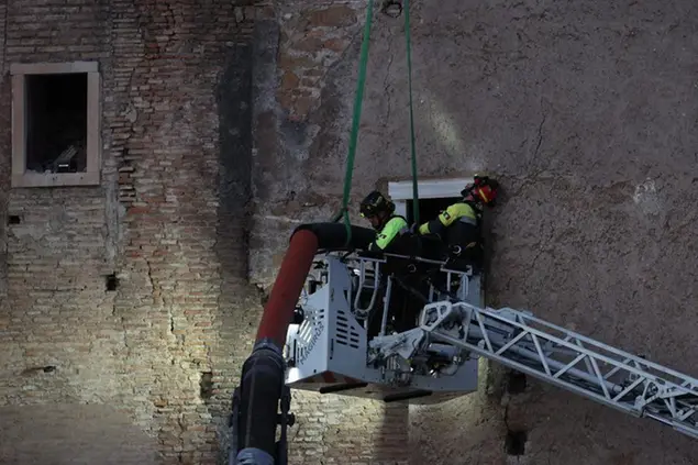 I soccorritori a Torre dei Conti, Roma