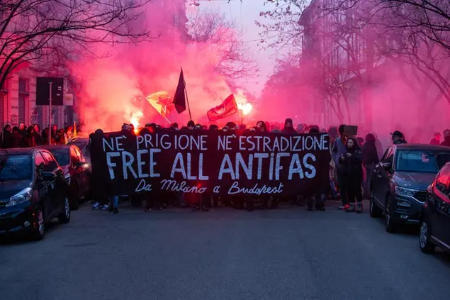 ANTIFASCISMO. Il silenzio del governo su Ilaria detenuta da un anno in Ungheria. Intervista all’avvocato