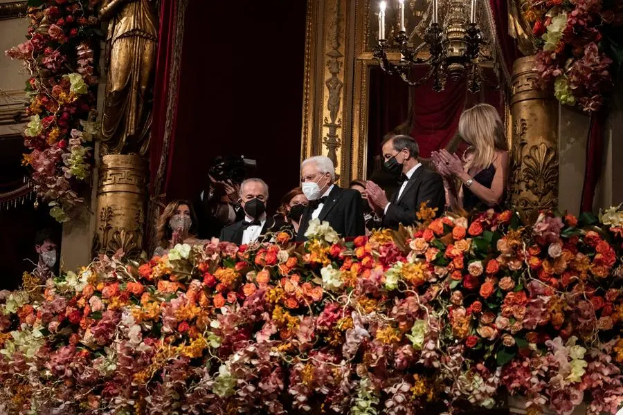 07/12/2021 Milano, apertura stagione d’opera e balletto 2021-2022 del Teatro alla Scala col Macbeth. Nella foto il presidente della Repubblica Sergio Mattarella e la figlia Laura, ascoltano l'inno di Mameli