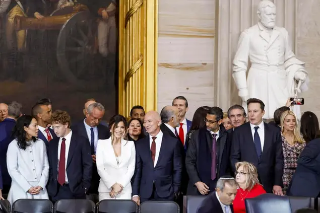 I miliardari Mark Zuckerberg, Jeff Bezos ed Elon Musk tra gli ospiti d'onore dell'inaugurazione di Donald Trump come presidente degli Stati Uniti