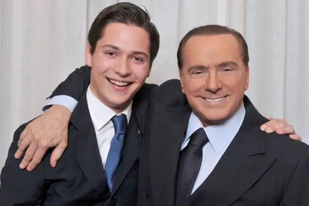 Alessandro Bertoldi con Silvio Berlusconi, foto dal profilo Twitter di Bertoldi