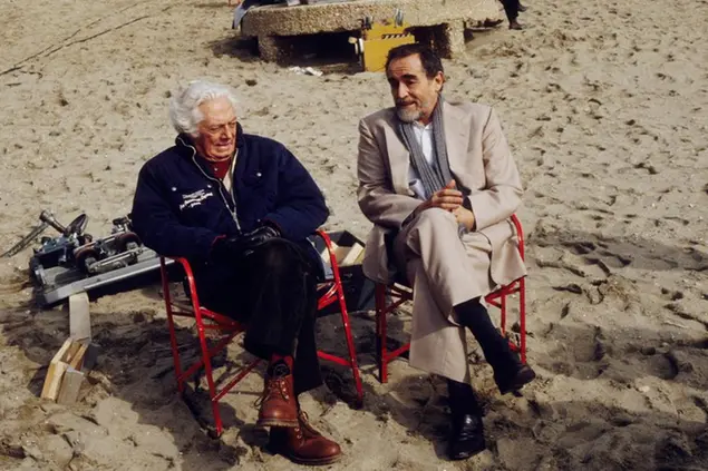 Spiaggia di Ostia, Dino Risi con Vittorio Gassman sul set del film Tolgo il disturbo / Foto AGF
