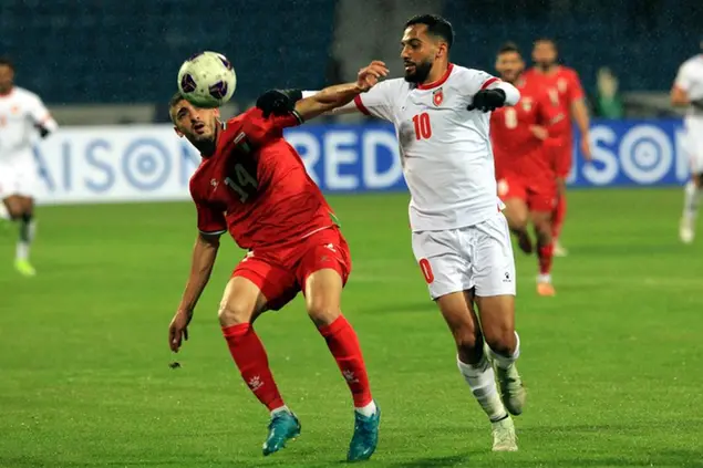 Il terzino della Nazionale palestinese, Ahmad Taha (a sinistra), in un'azione di gioco in una partita contro la Giordania, valida per la qualificazione ai Mondiali 2026