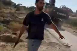 Un frammento del video che immortala Yinon Levi mentre spara