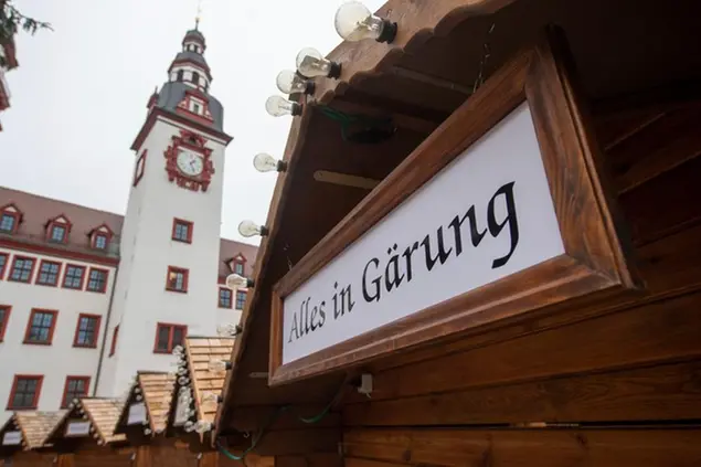 (I mercatini natalizi della Baviera resteranno chiusi. Quelli di Chemnitz in Sassonia esibiscono un cartello: «Alles in Gärung», situazione «in fermento».\\u00A0Foto AP)