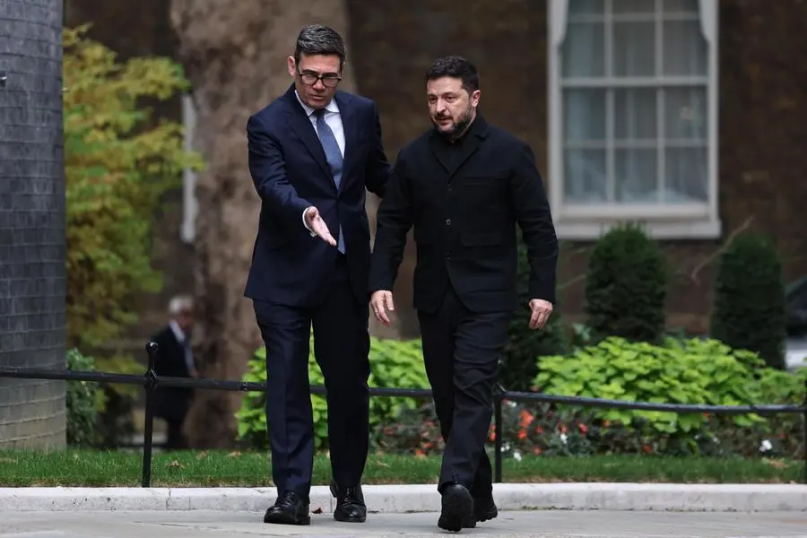 Doppio ricatto all’Ucraina. Musk “taglia” Starlink e Trump bullizza Zelensky