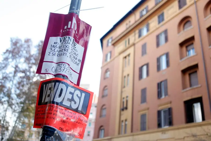 © Mauro Scrobogna / LaPresse 03-12-2009 Roma Interni Immobiliare Nella foto: Cartelli vendesi case in vendita © Mauro Scrobogna / LaPresse 03-12-2009 Rome Home real estate In the picture: real estate selling notice