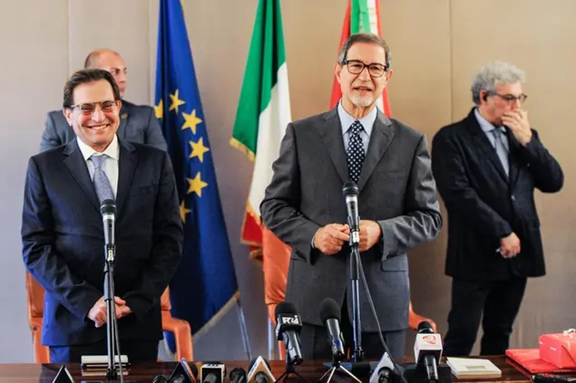 Foto LaPresse - Guglielmo Mangiapane 18/11/17 Palermo ITA Politica Cerimonia ufficiale del passaggio di consegne tra il presidente uscente Rosario Crocetta e il presidente neoeletto Nello Musumeci. Nella foto: Rosario Crocetta e Nello Musumeci Photo LaPresse - Guglielmo Mangiapane 18/11/17 Palermo ITA News Former Sicilian president Rosario Crocetta hands over the presidency to new president Nello Musumeci. In the picture: Rosario Crocetta with Nello Musumeci