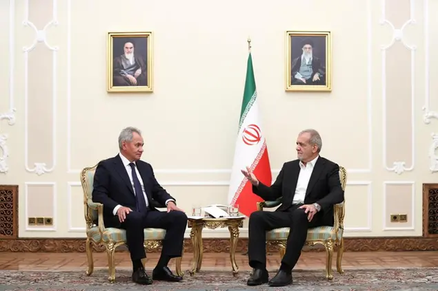 Il segretario del consiglio di sicurezza russo Sergei Shoigu a Teheran incontra il presidente iraniano Masoud Pezeshkian