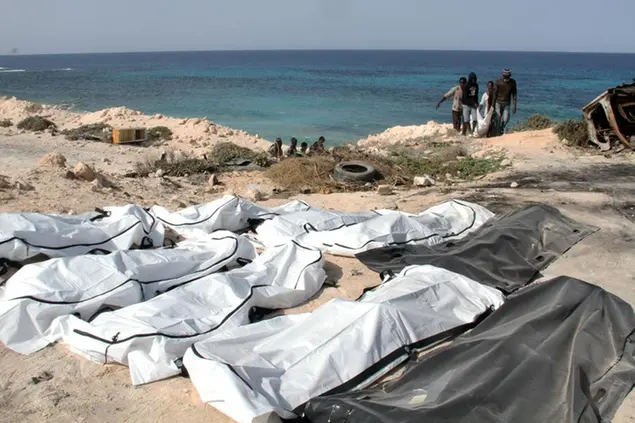 Zawiya, i corpi senza vita di 74 migranti, tutti adulti, sono stati riportati a riva dalle onde presso. Zawiya è il luogo della prigione indicato dai testimoni torturati dal gruppo del \\\"libico dell'Oim\\\"