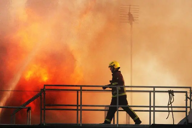 ©Pa /Lapresse 18-03-2009 LONDRA,uk cronaca Un violento incendio  scoppiato nel centro di Londra. Almeno 40 pompieri stanno cercando di domare le fiamme che hanno avvolto l'ultimo e penultimo piano dell'edificio che ospita la sede del tribunale per l'immigrazione
