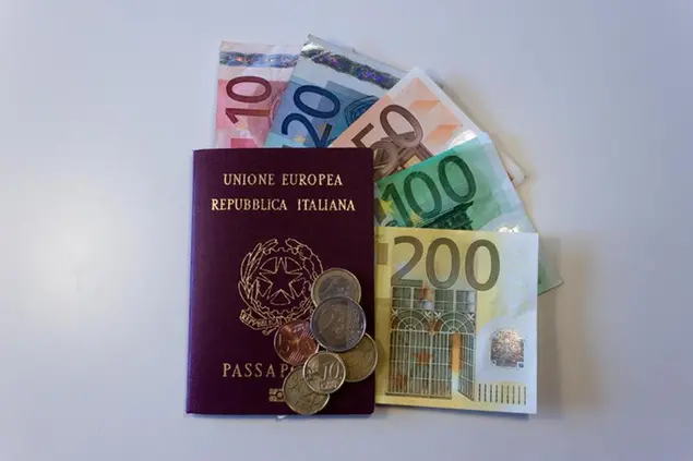 07/12/2012 passaporto, viaggio, viaggiare, euro, monete, soldi, comunitÃ\\u00A0 europea, passaporto elettronico, documento d'identitÃ\\u00A0, spesa.