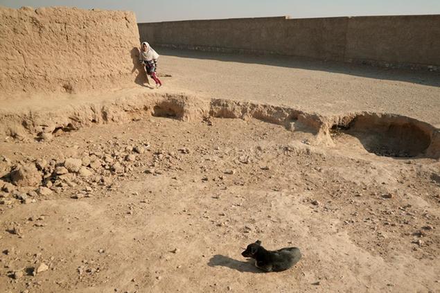 (Una ragazza nei dintorni di Herat, tra gli sfollati dalla guerra e dalla siccit\\u00E0, a dicembre 2021. Foto AP)