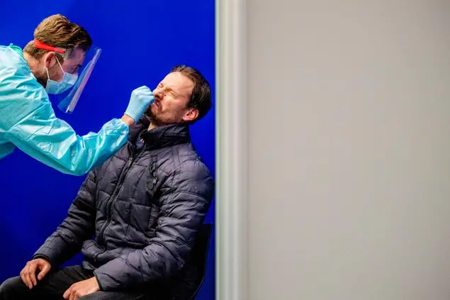 07/01/2022 Rijswijk. Operatori del servizio sanitario eseguono tamponi antigenici Covid-19. Il numero di nuovi casi segnalati è aumentato notevolmente nei Paesi Bassi a causa della variante Omicron. Mai prima d'ora sono stati registrati così tanti positivi ai test nelle 24 ore.