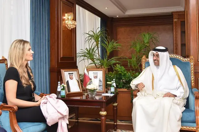 (La vicepresidente Kaili col ministro del lavoro qatarino)