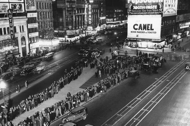 Times Square district, New York City, 1932. Centinaia di persone attendono il proprio turno per un sandwich o una tazza di caffè.\\u00A0(AP Photo)