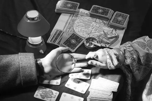 ©Silvio Durante/Lapresse Archivio storico Torino 25-01-1955 Lettura della mano nella foto: una chiromante legge la mano ad una cliente NEG- 70360