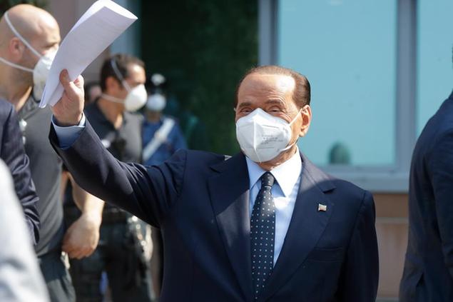 Silvio Berlusconi all'uscita dall'ospedale San Raffaele dopo essere stato ricoverato per il Covid-19\\u00A0(The Associated Press)