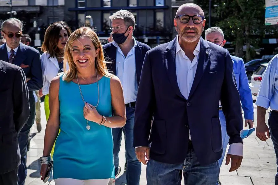 05/08/2021 Milano, Piazza Duca D Aosta, Giorgia Meloni incontra il candidato sindaco del centrodestra e i cittadini al gazebo di Fratelli d Italia. Nella foto da sx Vittorio Feltri, Daniela Santanche, Giorgia Meloni, Carlo Fidanza, Luca Bernardo