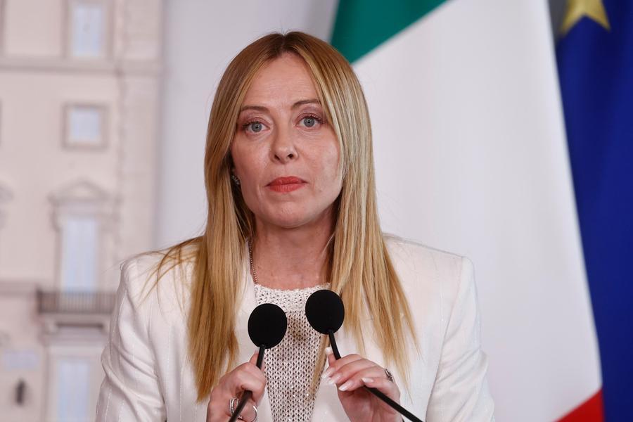 Politici italiani discutono su ballottaggio e preferenze nella legge elettorale, con caos e incertezze