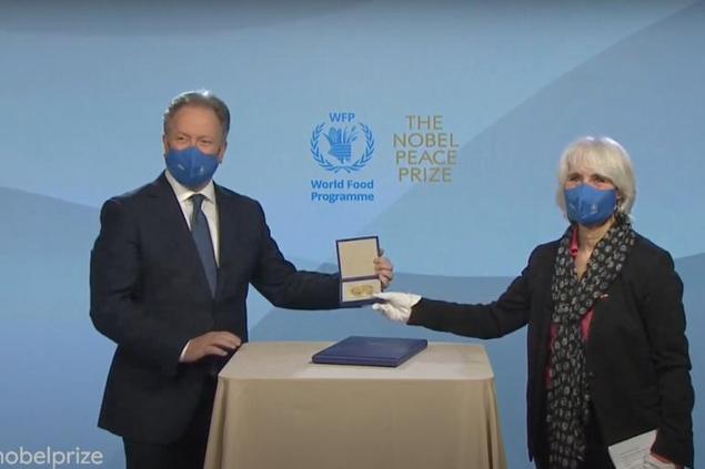 (Lisa Clark consegna il Nobel per la pace a David Beasley, direttore esecutivo del World Food Programme)