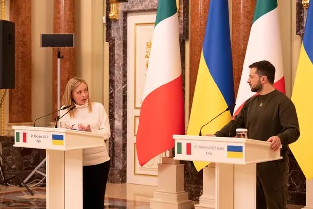 (Meloni con Zelensky in conferenza stampa a Kiev. Foto Chigi)