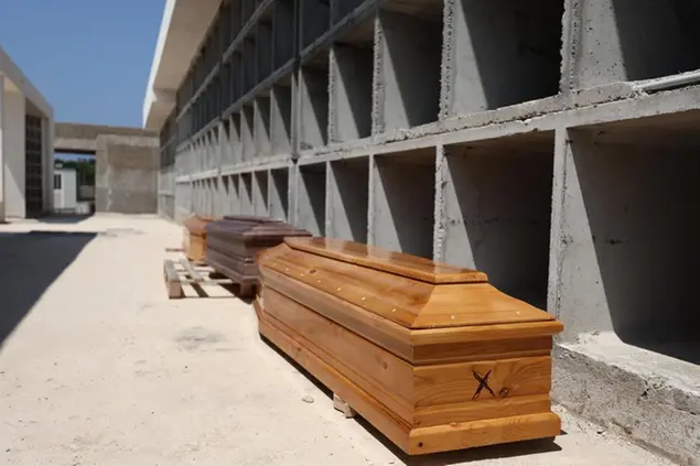 Nel cimitero di Lampedusa, alcune bare dei migranti morti durante il naufragio del 13 agosto (ANSA / VINCENZO LIVIERI)