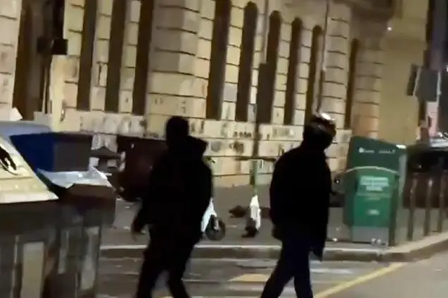 Frame del video della sera del 3 novembre in cui si vede un gruppo di giovani con il cappuccio forzare la porta d'ingresso del liceo Righi occupato dal 22 ottobre 2025. ANSA
