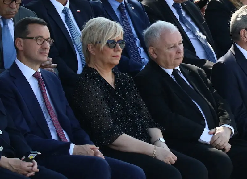 La giudice Przyłębska seduta tra il premier polacco e il leader del Pis. Foto Agencja Wyborcza.pl.
