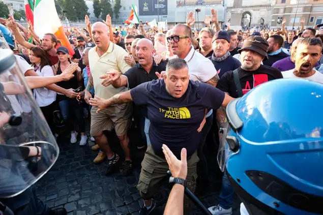 (Giuliano Castellino di Forza Nuova durante gli scontri e l'assalto al sindacato. Foto LaPresse)