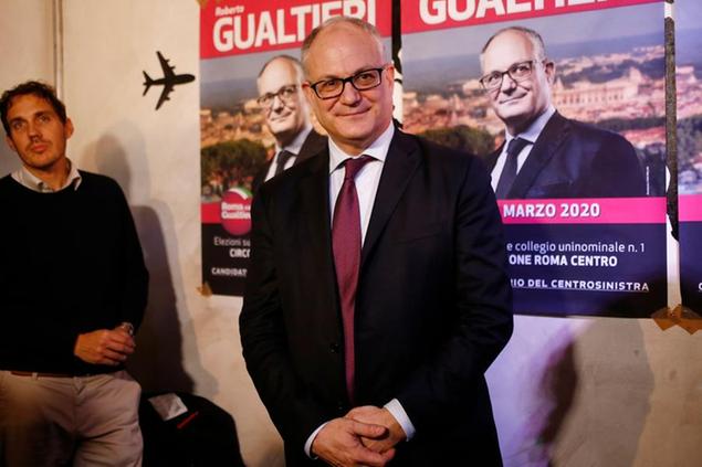 Roberto Gualtieri durante la campagna per l'elezione alla Camera Foto LaPresse