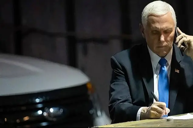 In questa immagine tratta da un video rilasciato dalla commissione della Camera, il vicepresidente Mike Pence parla al telefono durante l’attacco al Campidoglio (AP)