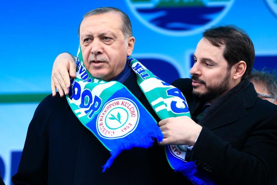 Berat Albayrak con il presidente turco Recep Tayyip Erdogan\\u00A0(AP Photo/Lefteris Pitarakis, File)