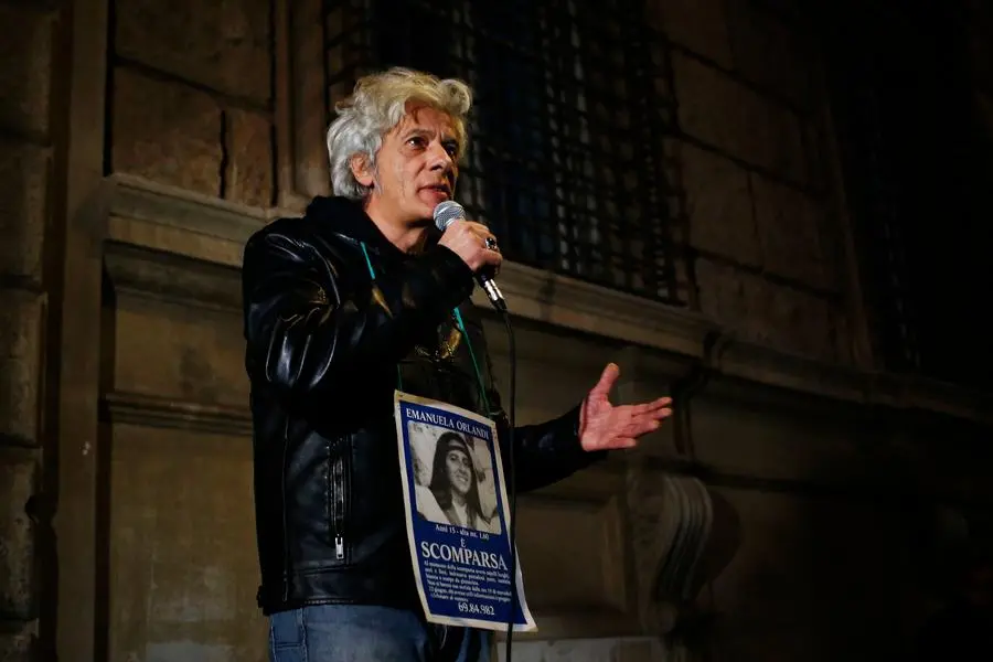 Pietro Orlandi durante un sit-in (LaPresse)