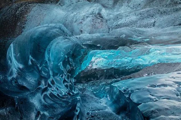 Ice Cave - Vatnajökull, Islanda, 2022 © Luca Locatelli - Grotta di ghiaccio formata da fiumi subglaciali che fondendosi e unendosi creano magnifici esempi della forza della natura. Queste grotte contengono tephra, uno strato di cenere vulcanica visibile all’interno del ghiaccio che ne determinano la datazione.