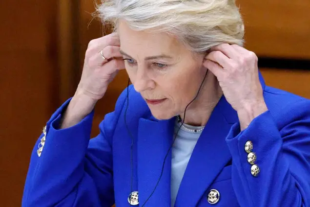 (Von der Leyen durante la missione asiatica. Foto Epa/Ansa)