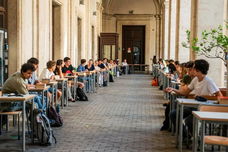 Gli studenti del liceo Visconti di Roma nel giorno della prima prova scritta dell'esame di Maturità, 18 giugno 2025
