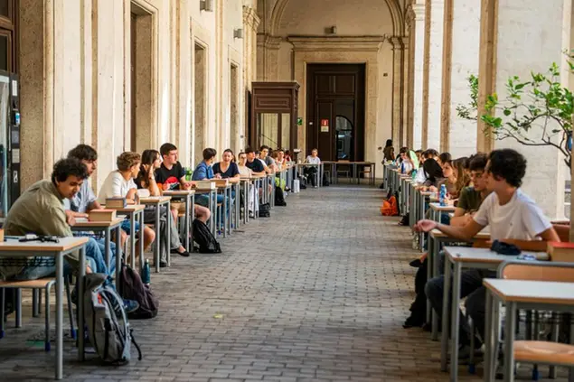 Gli studenti del liceo Visconti di Roma nel giorno della prima prova scritta dell'esame di Maturità, 18 giugno 2025