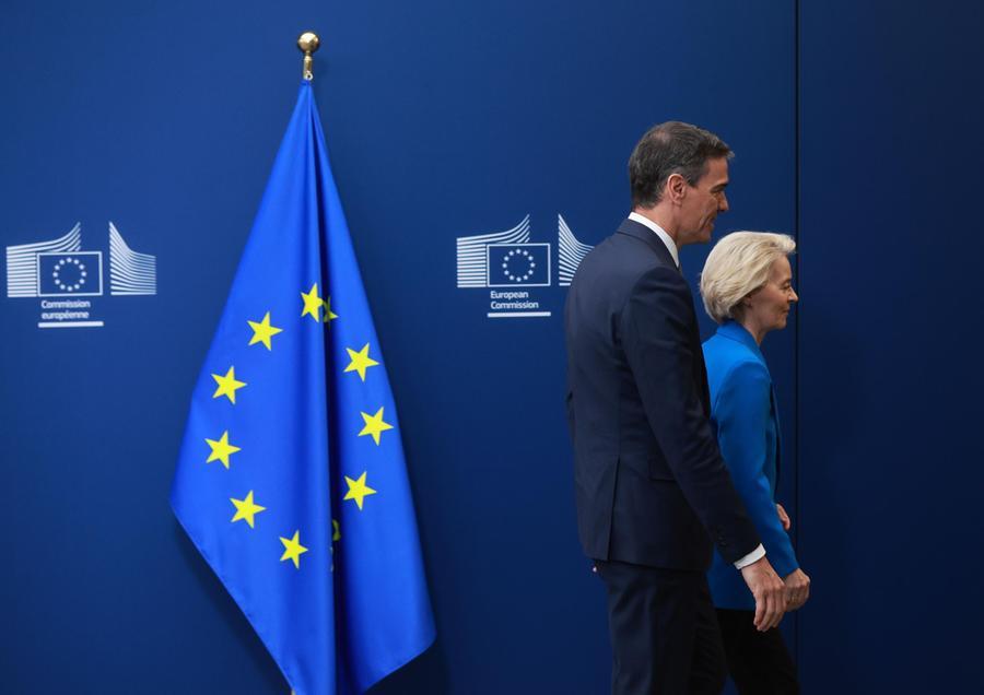 Migranti, Sánchez accerchiato in Europa. Von der Leyen: «Rafforzare le frontiere»