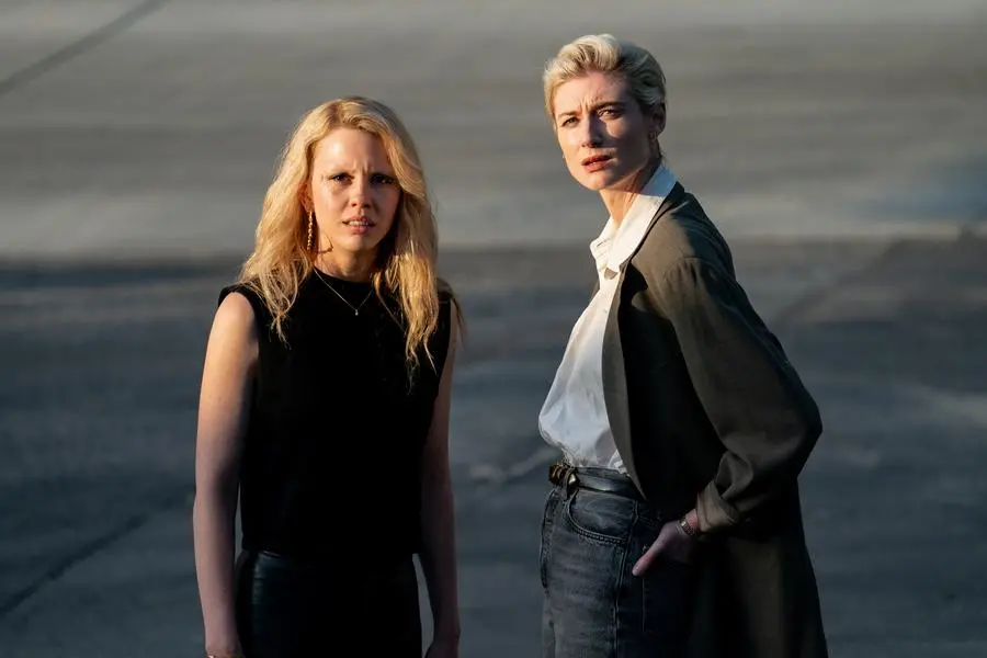 Mia Goth ed Elizabeth Debicki in una scena del film