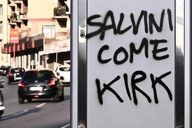 'Salvini come Kirk' recita una scritta a Corso Europa a Genova