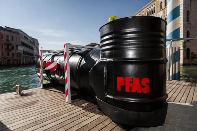 Foto Ufficio Stampa Greenpeace/Francesco Alesi/LaPresse 09-03-2017 Venezia, Italia Cronaca Greenpeace alla Regione Veneto per protestare contro l’inquinamento da PFAS, sostanze chimiche pericolose, presenti anche nell’acqua potabile di molti comuni tra le province di Vicenza, Verona e Padova. DISTRIBUTION FREE OF CHARGE - NOT FOR SALE