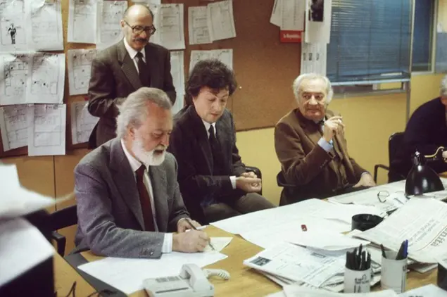 Riunione di redazione al quotidiano La Repubblica nel gennaio 1991. Nella foto il direttore Eugenio Scalfari con Mauro Bene, Rolando Montesperelli e Gianni Rocca (foto Agf)