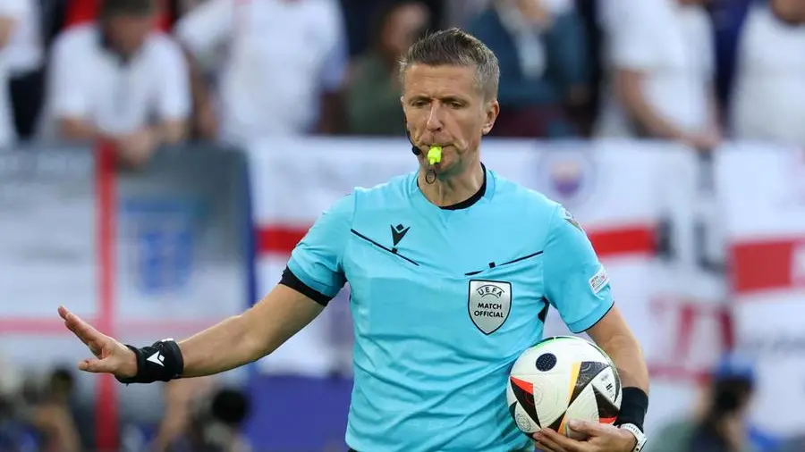 Arbitri italiani in azione durante una partita, con nuove regole per ridurre il tempo persi e limitare l'uso del Var