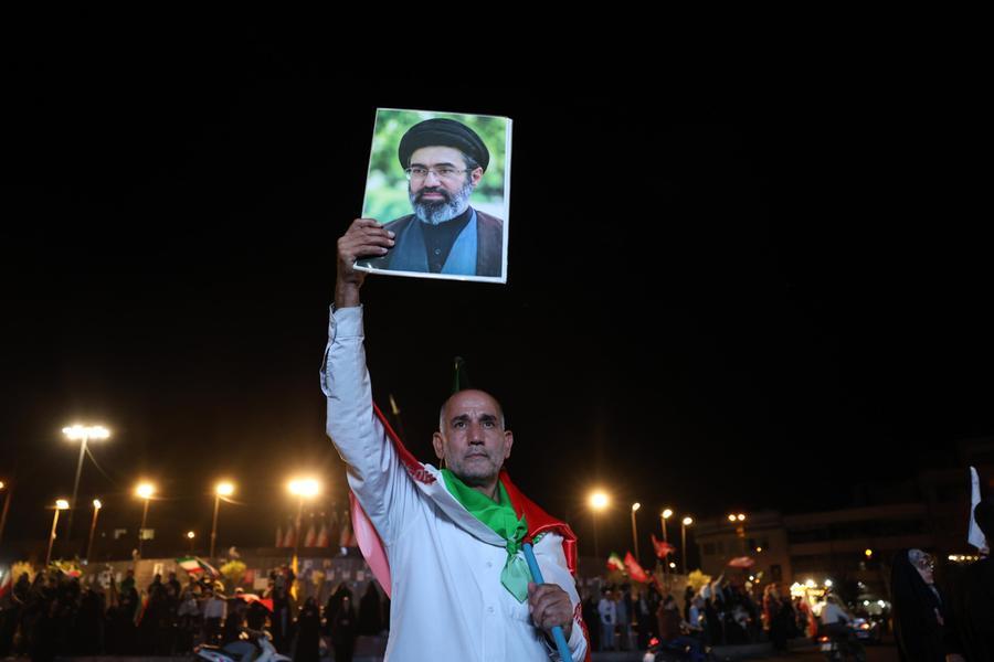 Iran, le condizioni di falchi e Pasdaran per riaprire Hormuz